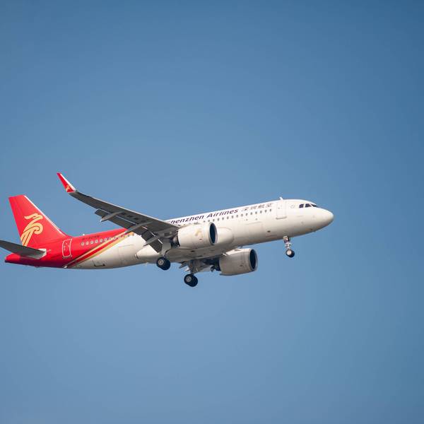 Ein Passagierflugzeug der chinesischen Fluggesellschaft Shenzhen Airlines vom Typ Airbus A320 Neo.