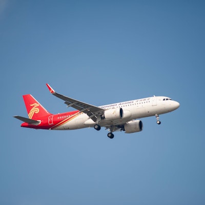 Ein Passagierflugzeug der chinesischen Fluggesellschaft Shenzhen Airlines vom Typ Airbus A320 Neo.