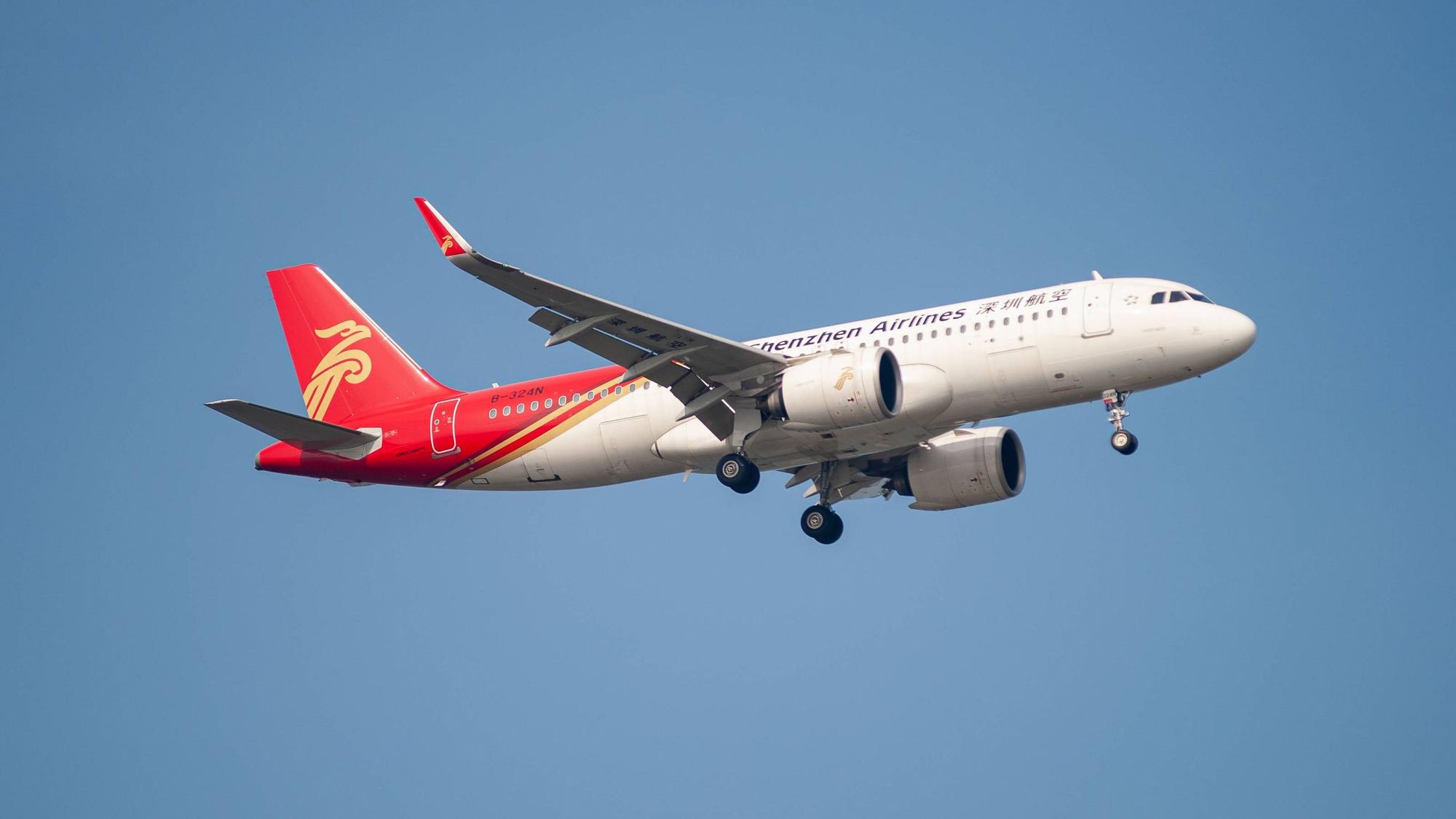 Ein Passagierflugzeug der chinesischen Fluggesellschaft Shenzhen Airlines vom Typ Airbus A320 Neo.