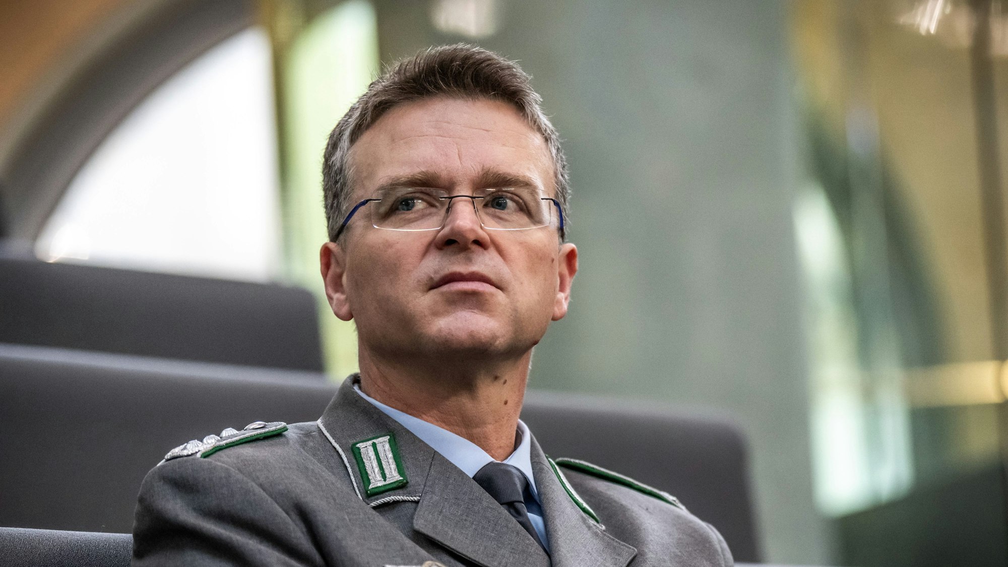 Andre Wüstner, Bundesvorsitzender des Bundeswehrverbands, verfolgt von der Besuchertribüne eine Debatte zur deutschen Außen- und Sicherheitspolitik im Bundestag. (Archivbild)