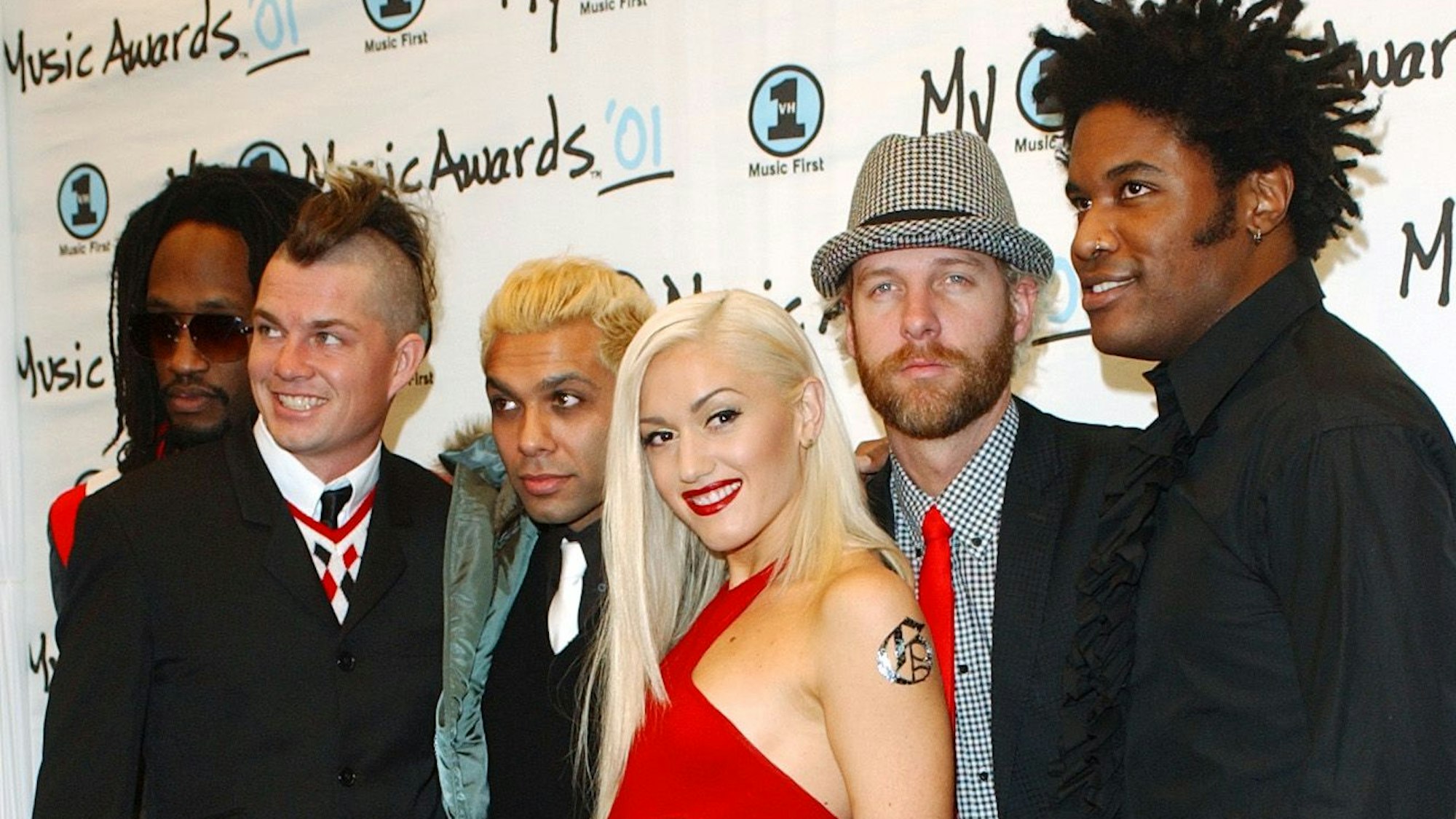 Gwen Stefani und die Mitglieder der Band No Doubt posieren am 2. Dez. 2001 im Shrine Auditorium in Los Angeles vor der Verleihung der „My VH1 Music Awards“.