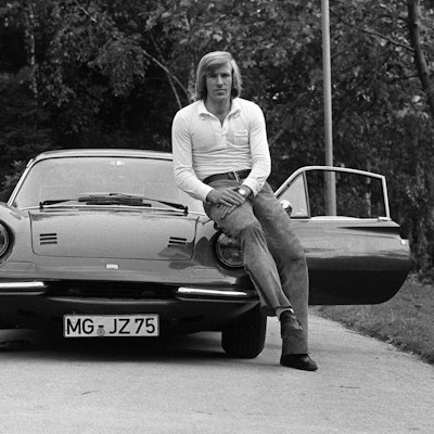 Das Bild zeigt Günther, den ersten Popstar des deutschen Fußballs, wie er lässig an der Motorhaube seines Sportwagens lehnt.