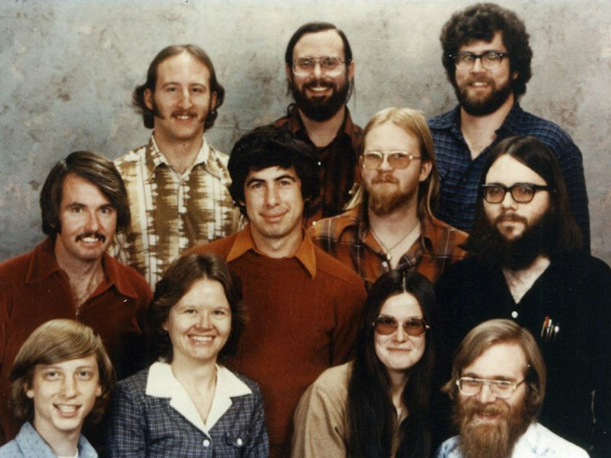 Die Belegschaft von Microsoft im Jahr 1978 mit den beiden Microsoft-Gründern Bill Gates (erste Reihe, l) und Paul Allen (erste Reihe, r)