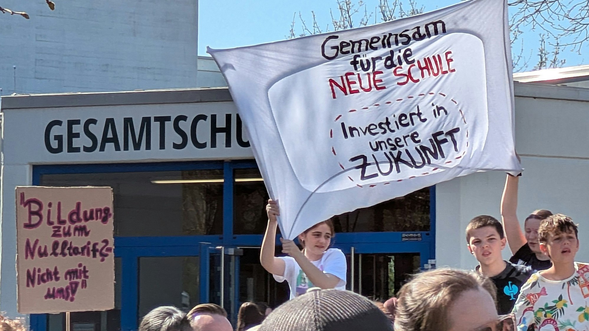 Als Investition in die Zukunft sehen Schüler ein Schulgebäude.