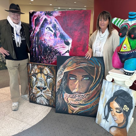 Carl Friedrich von Schlue und Christiane Kroniger stellen Bilder zusammen, die bald abgeholt werden. Die Kunstgalerie in Siegburg auf der Holzgasse muss schließen.