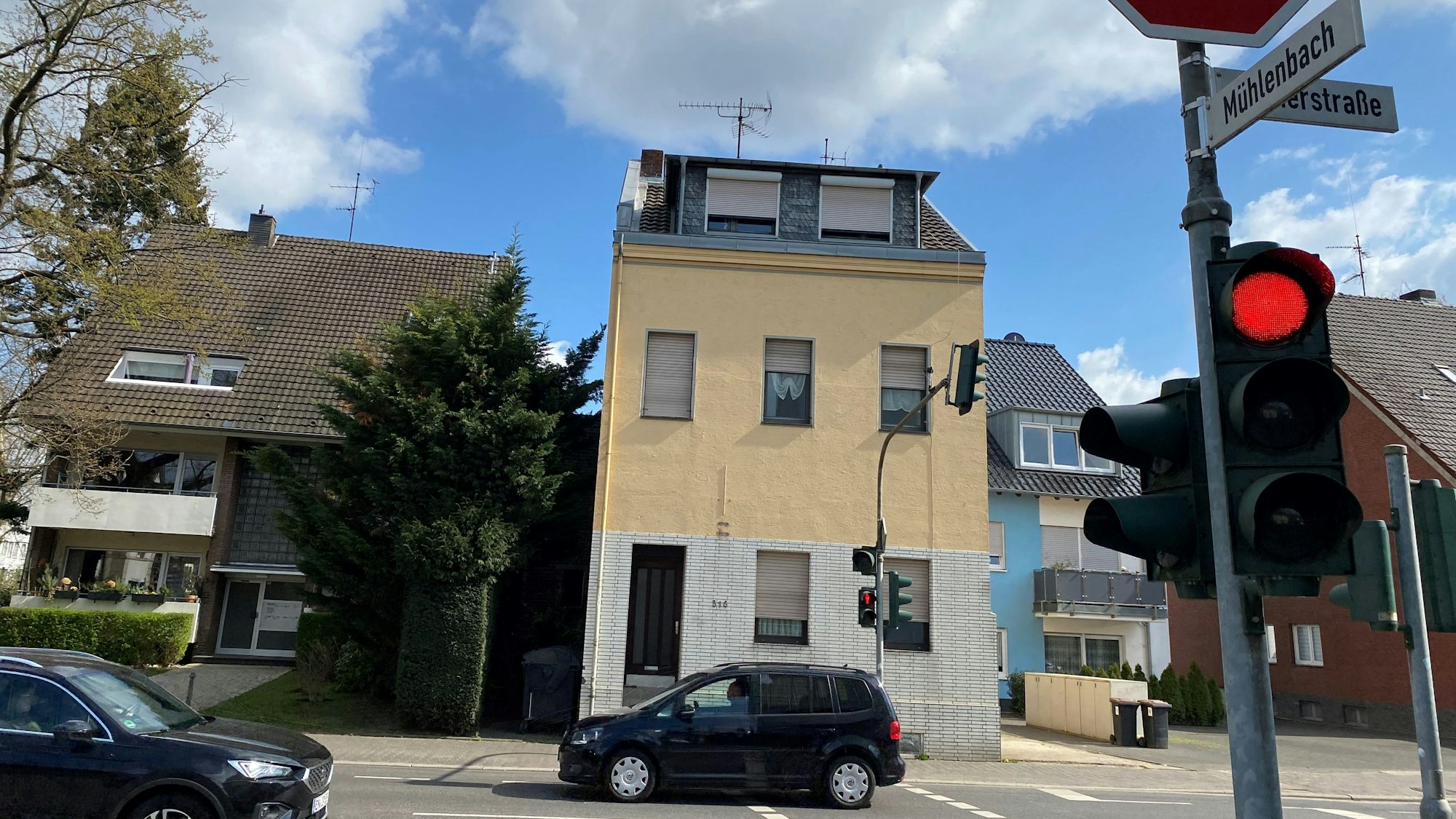 Zu sehen ist die Ampel an der Kreuzung von Römerstraße und Mühlenbach.