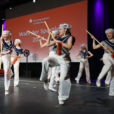 Bild einer Kindertanzgruppe in Aktion.