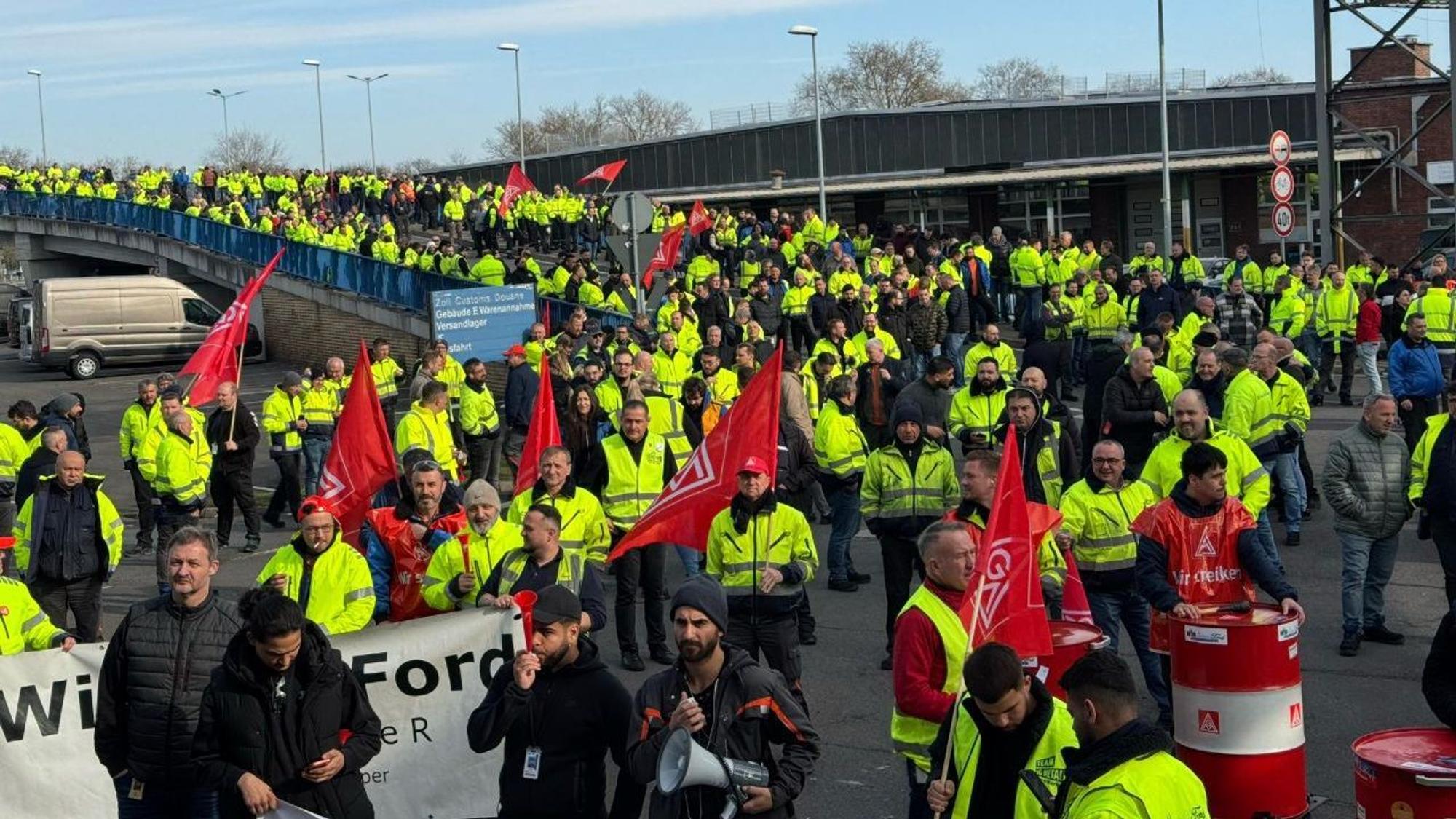 Insgesamt 10.000 Mitarbeitende protestierten von Dienstag bis Donnerstag gegen geplanten Stellenabbau bei Ford in Köln während einer ersten Warnstreikwelle.