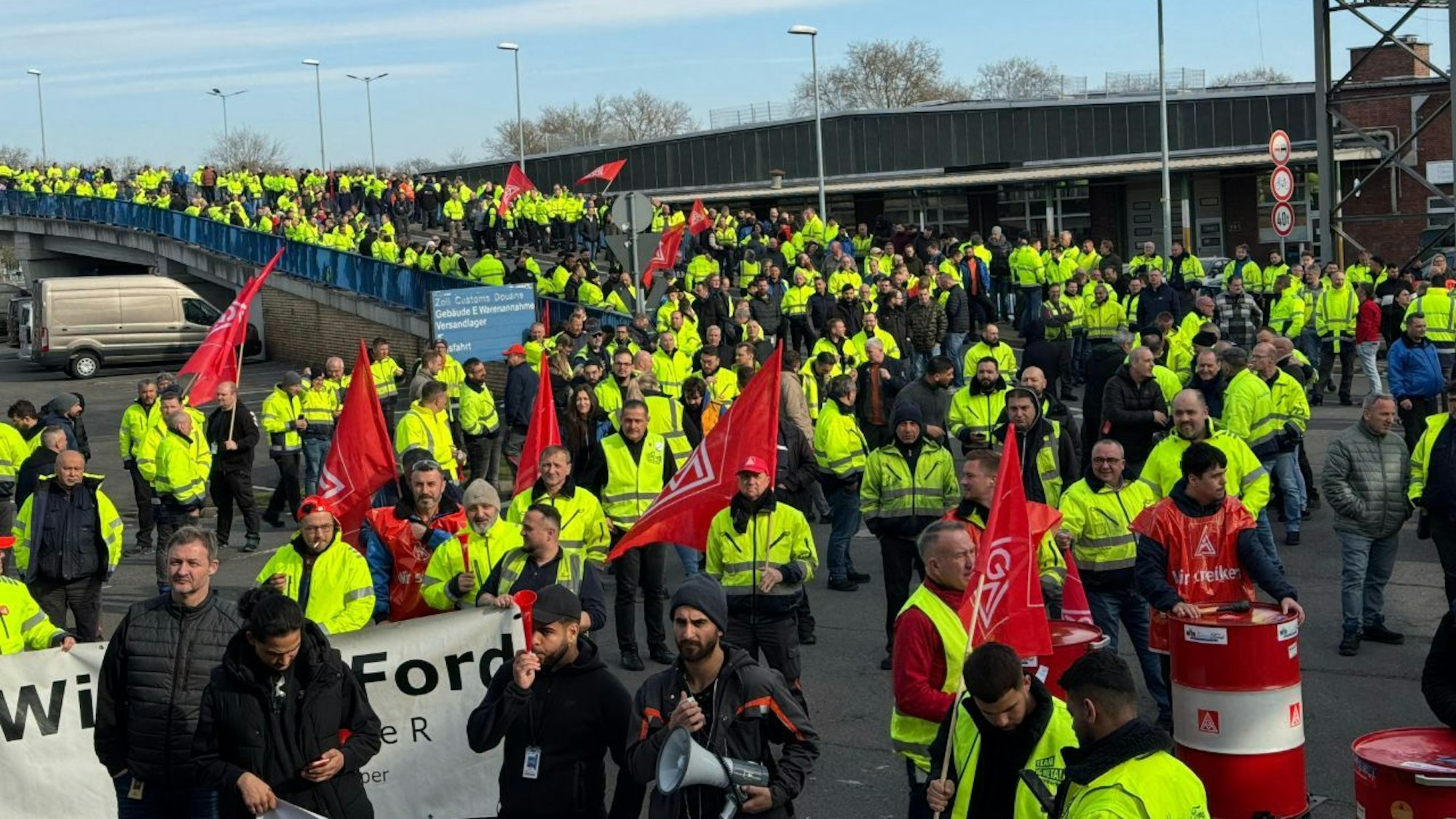 Insgesamt 10.000 Mitarbeitende protestierten von Dienstag bis Donnerstag gegen geplanten Stellenabbau bei Ford in Köln während einer ersten Warnstreikwelle.