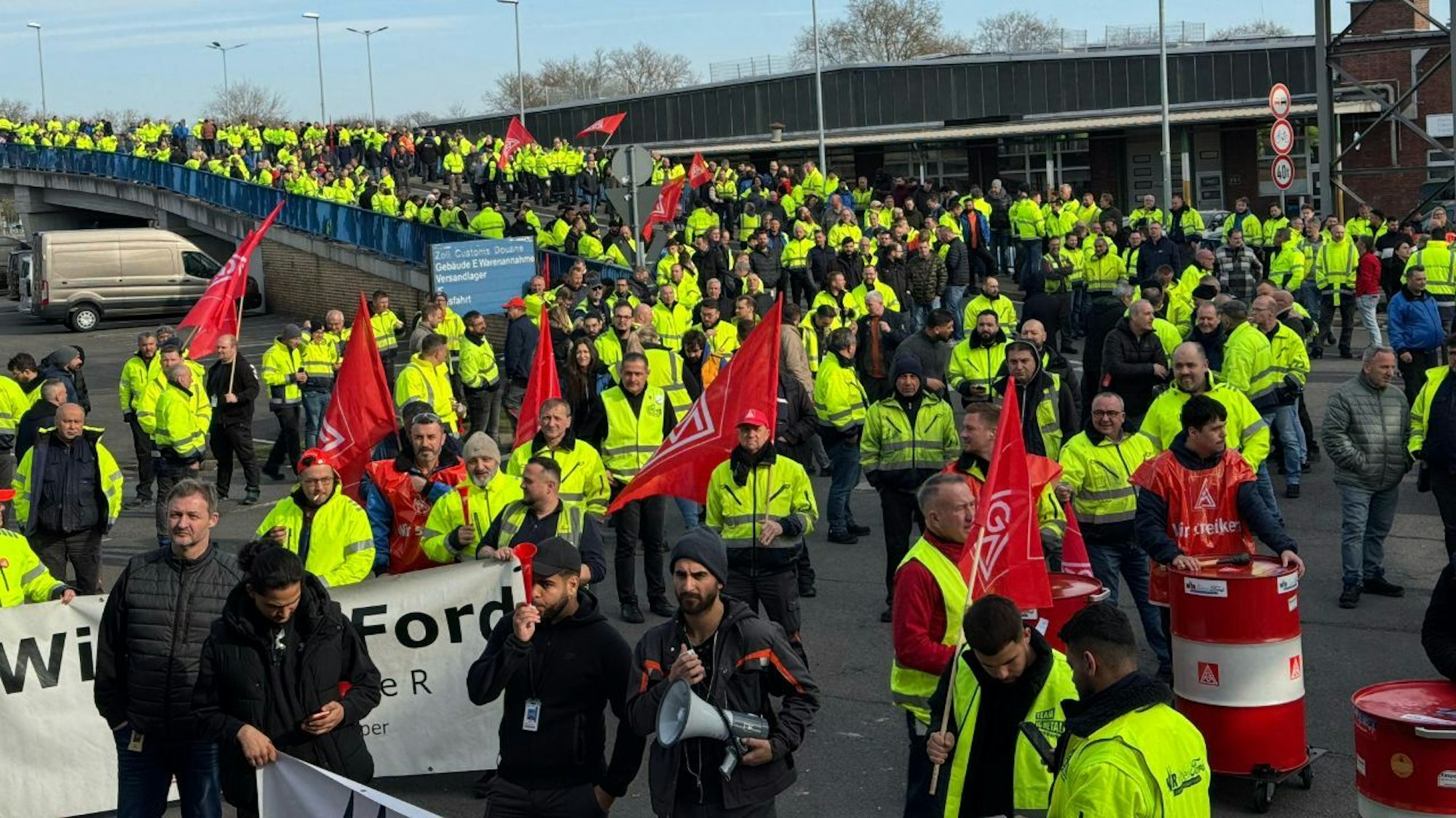 Mitarbeitende protestieren gegen geplanten Stellenabbau bei Ford in Köln während der ersten Warnstreikwelle