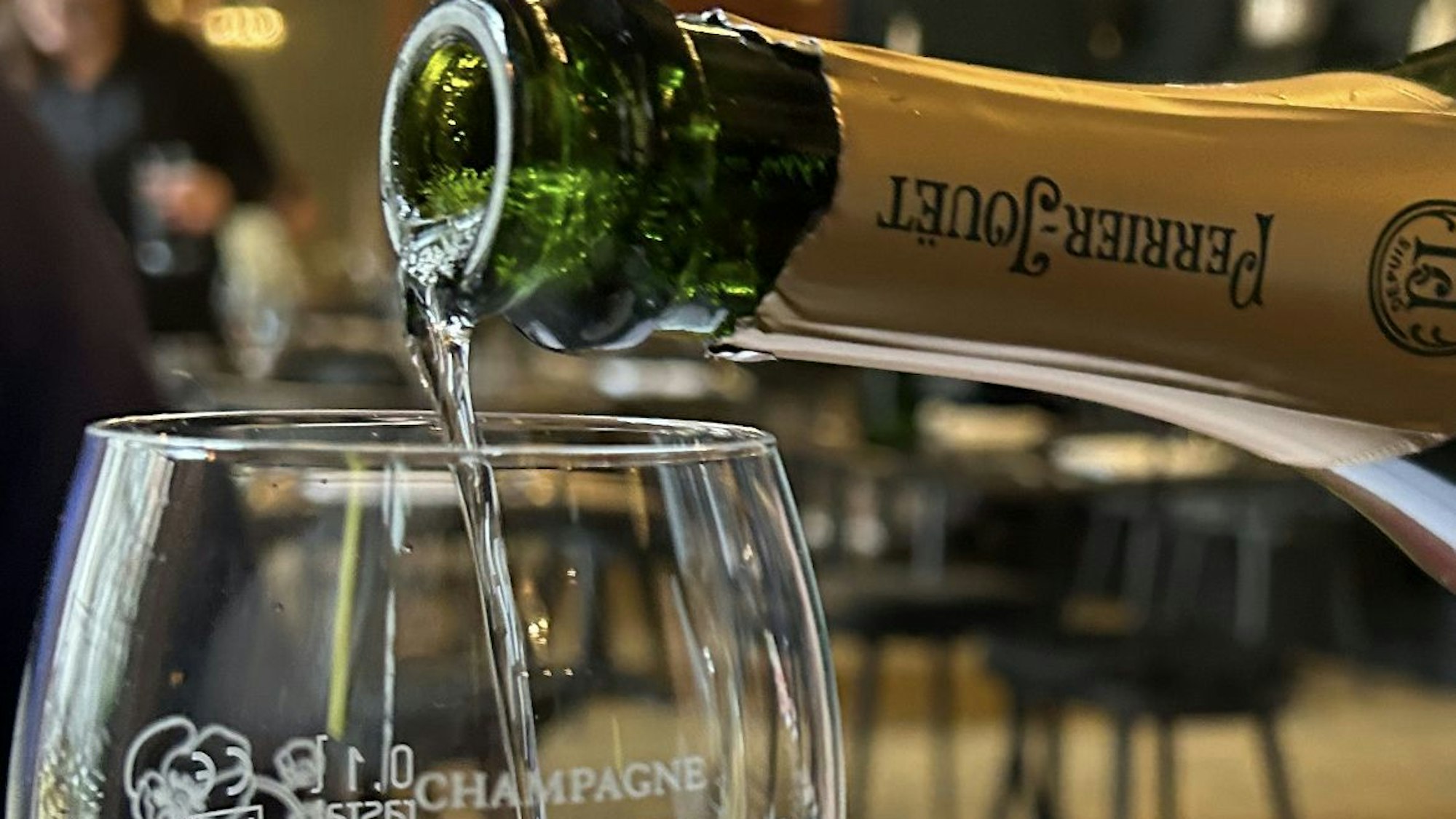 Mit Champagner den Tag beginnen — im Augustin.