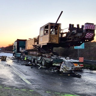 Das Bild zeigt einen Tieflader auf dem Standstreifen.