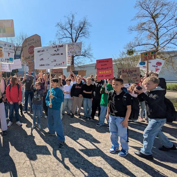 Schüler zeigten Transparente gegen den Schulneubau-Stopp in Swisttal.