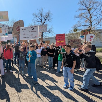 Schüler zeigten Transparente gegen den Schulneubau-Stopp in Swisttal.