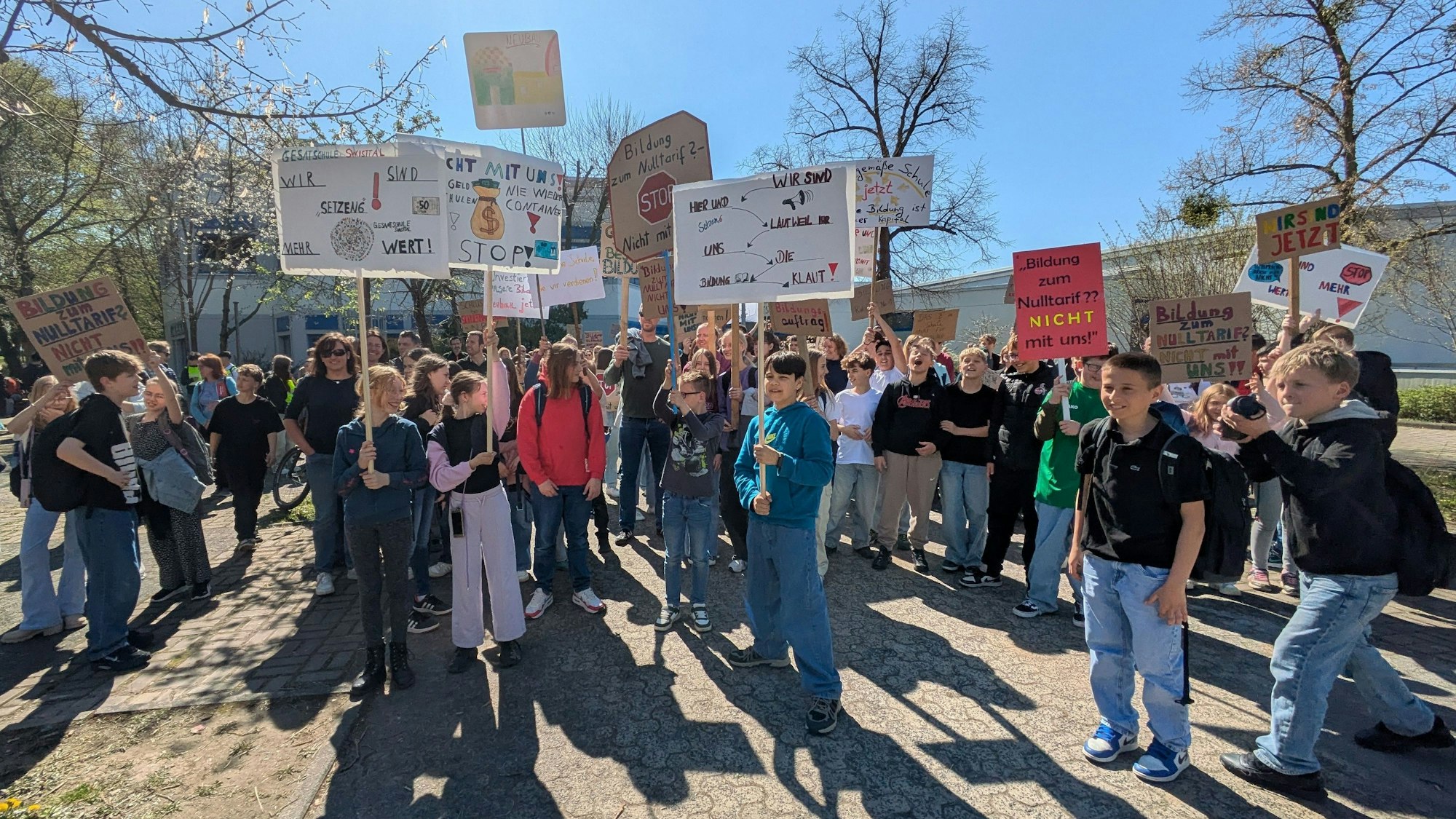 Schüler zeigten Transparente gegen den Schulneubau-Stopp in Swisttal.