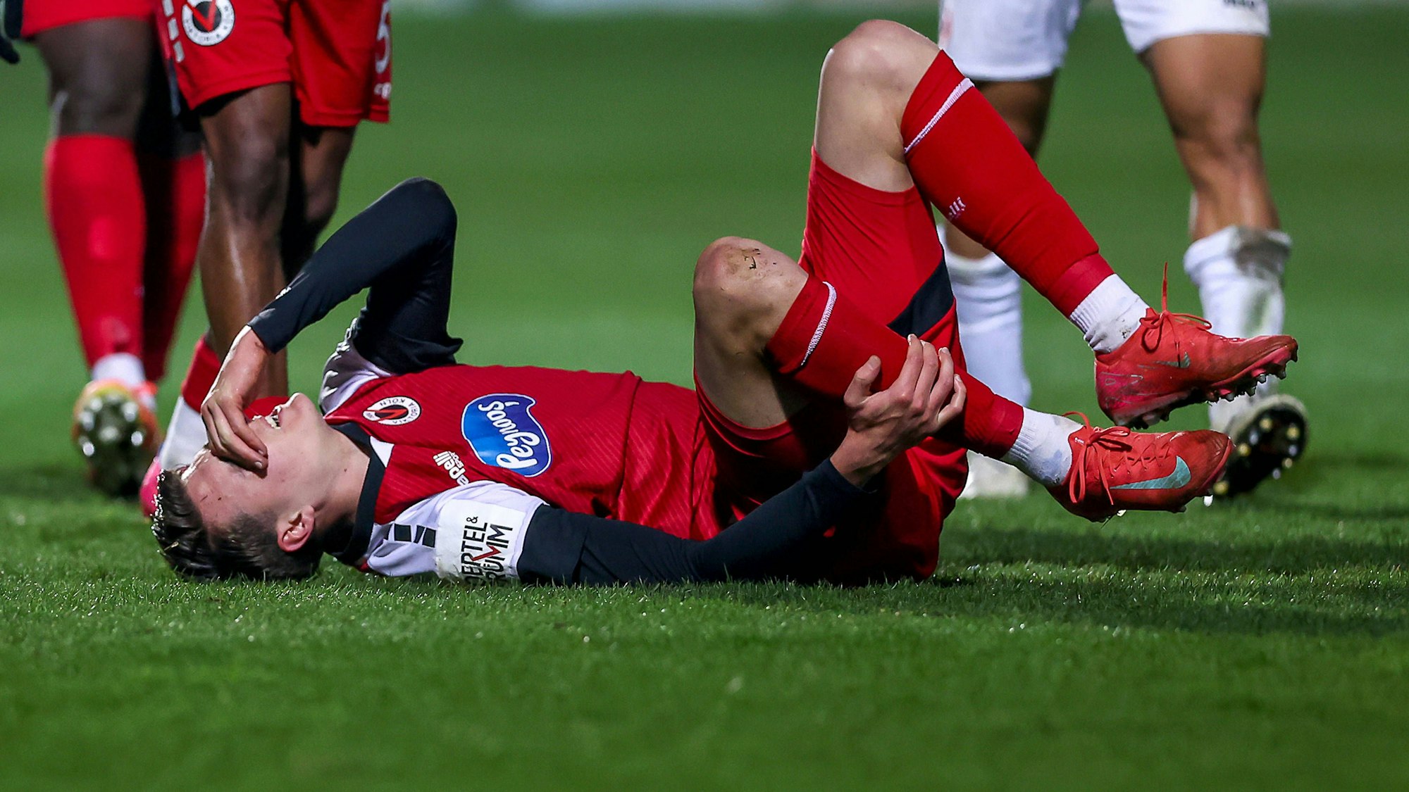 12.03.2025, Fußball, FC Viktoria Köln Rot-Weiss Essen, 3.Liga, Sportpark Höhenberg, Saison 2024 2025: Malek El Mala Viktoria Köln 42 liegt mit Schmerzen auf dem Spielfeld und muss medizinisch behandelt werden DFB regulations prohibit any use of photographs as image sequences and or quasi-video. Nordrhein-Westfalen Deutschland *** 12 03 2025, Football, FC Viktoria Köln Rot Weiss Essen, 3 Liga, Sportpark Höhenberg, Saison 2024 2025 Malek El Mala Viktoria Köln 42 lies on the pitch in pain and requires medical treatment DFB regulations prohibit any use of photographs as image sequences and or quasi video Nordrhein Westfalen Germany