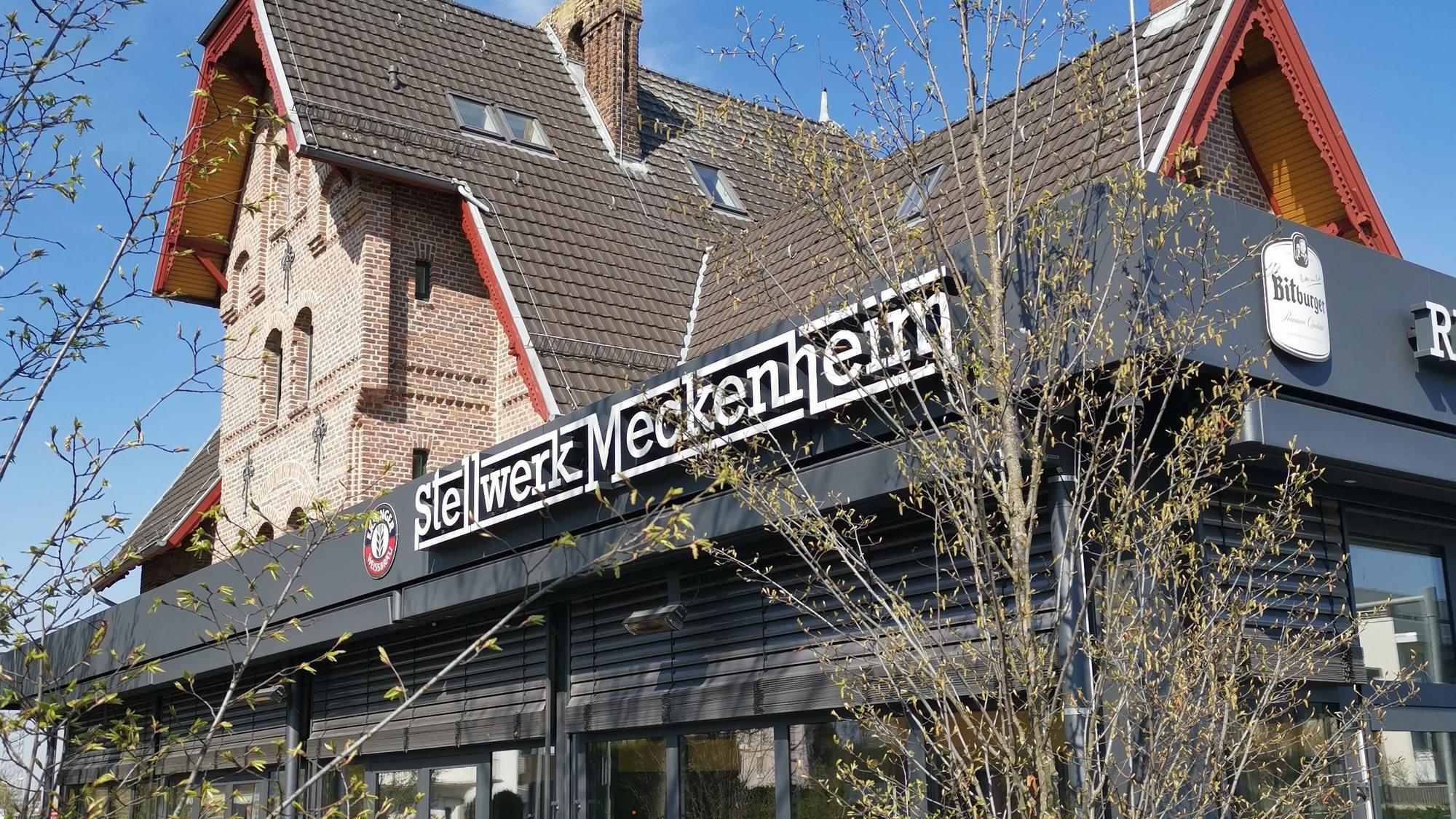 Im historischen Stellwerk gibt es ein üppiges Büffet.