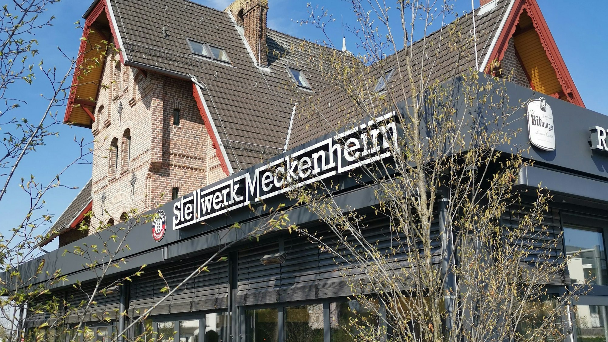 Im historischen Stellwerk gibt es ein üppiges Büffet.