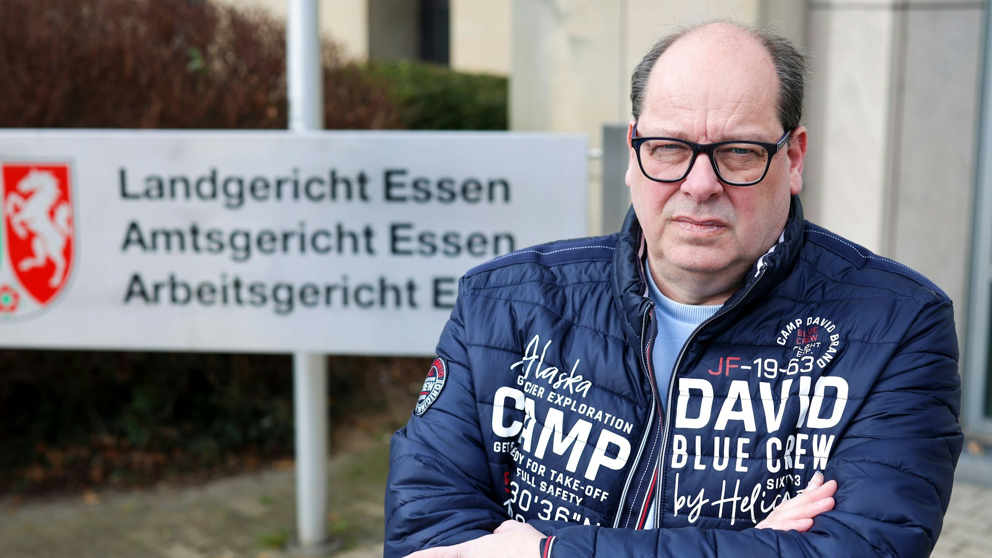 Das Foto zeigt Wilfried Fesselmann vor dem Landgericht Essen und blättert in seinen Unterlagen. Dort beginnt am 4.4. der Prozess gegen einen früheren Priester, der Fesselmann 1979 sexuell missbraucht haben soll. Fesselmann tritt in dem Prozess auch als Kläger auf.