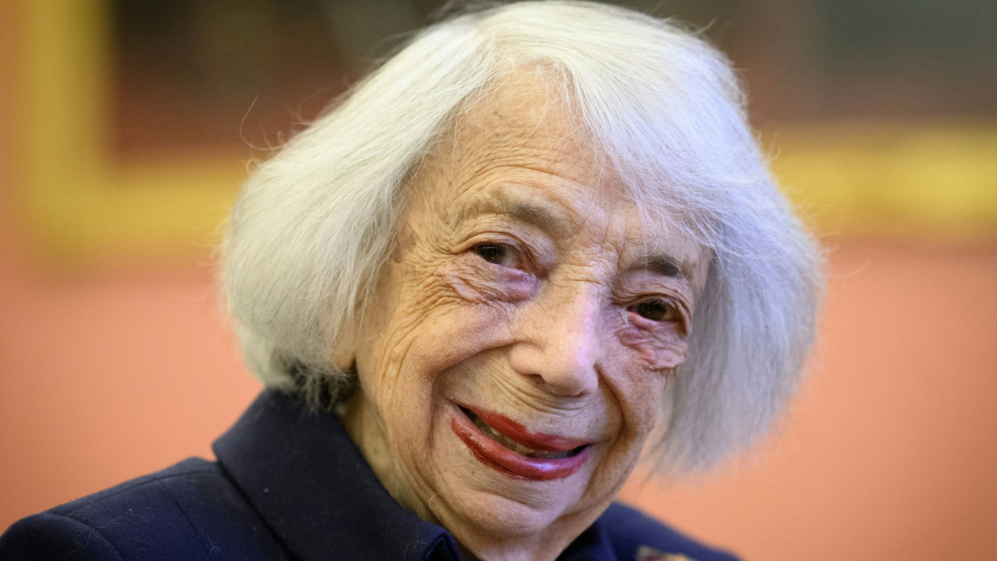 Das Foto zeigt Margot Friedländer, Holocaust-Überlebende und Ehrenbürgerin von Berlin, im Festsaal des Roten Rathauses.