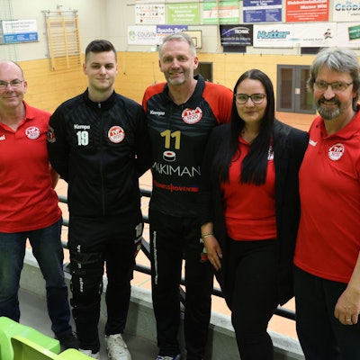 Vorstandsmitglieder und künftiges Trainerduo des TV Palmersheim stehen auf der Tribüne nebeneinander.