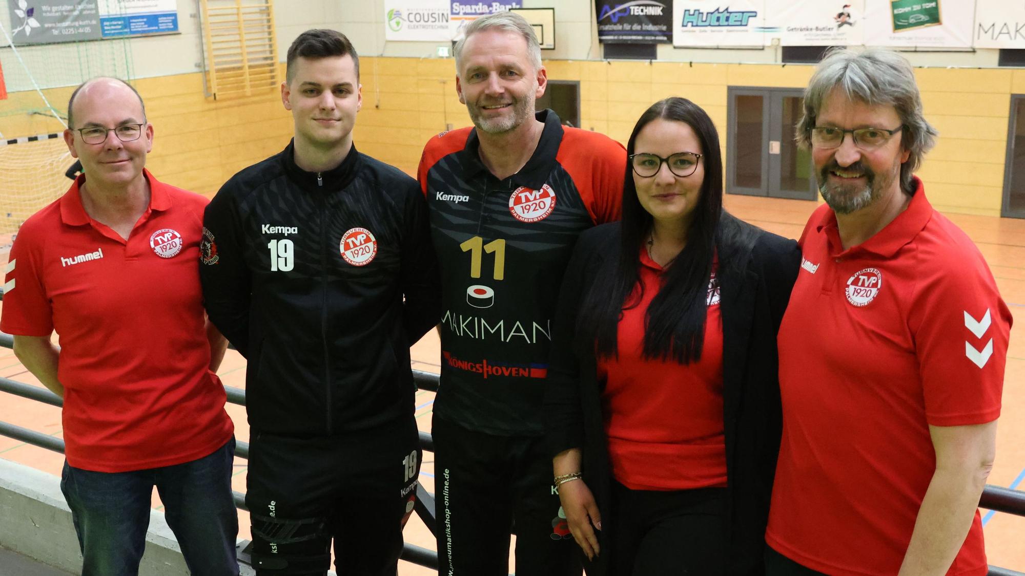 Vorstandsmitglieder und künftiges Trainerduo des TV Palmersheim stehen auf der Tribüne nebeneinander.
