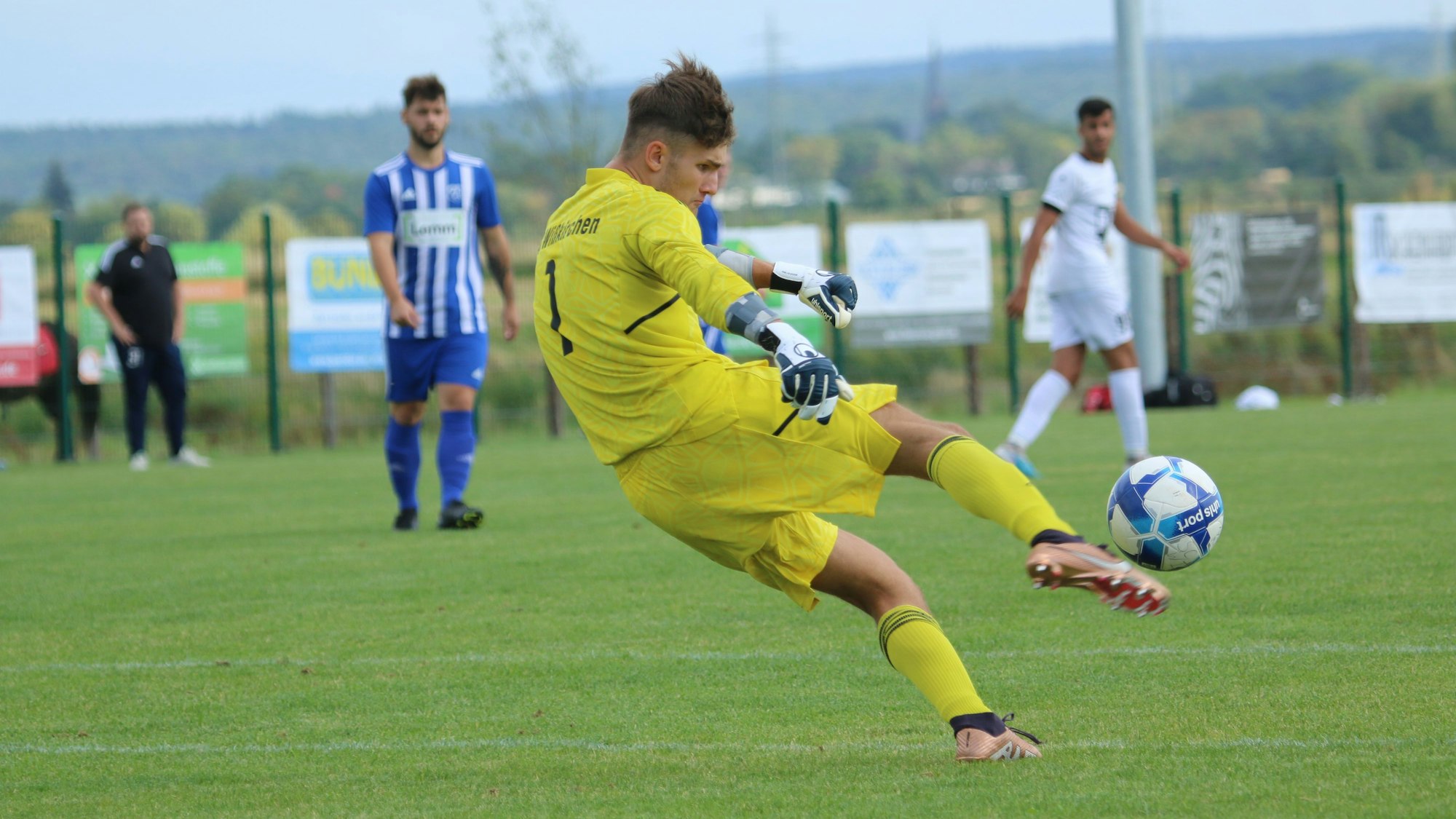 Torhüter Jan Beyers beim Abschlag.