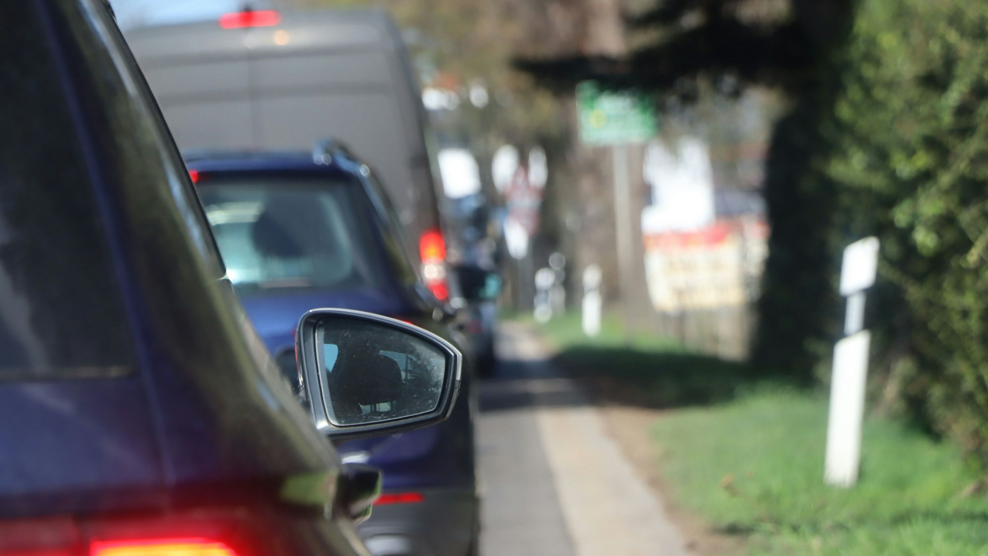 Das kostet Zeit und Nerven. Staus bilden sich rings um Bornheim, Alfter und Bonn, weil zurzeit die Autobahn 565 zum Teil gesperrt ist und es einige Baustellen gibt.