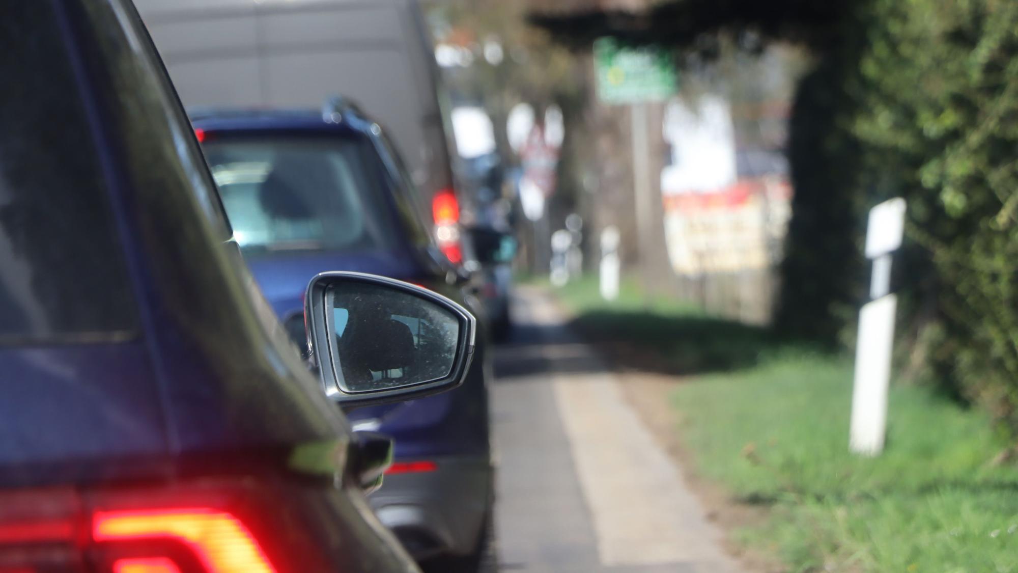 Autos stehen in Merten vor einer Baustellenampel im Stau.
