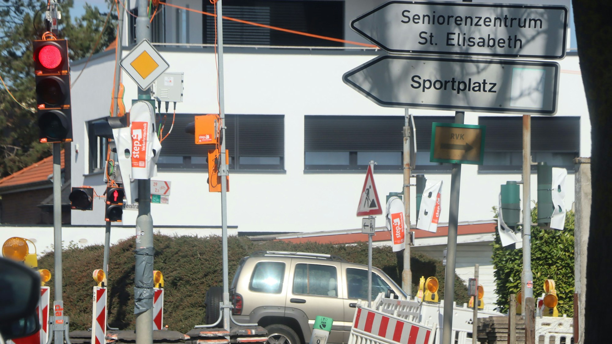 Eine rote Ampel in einer Baustelle in Merten.