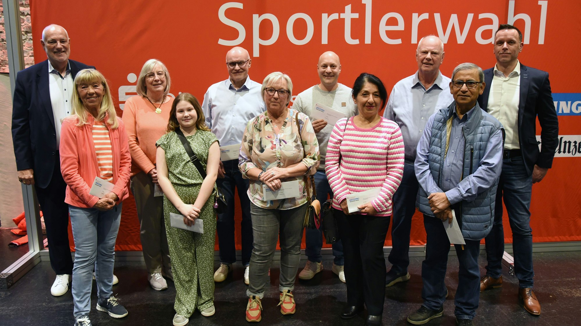 Gruppenfoto mit Frauen und Männern.