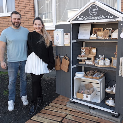 Marc und Caro Beck an ihrem Selbstbedienungshäuschen in Frechen-Bachem.