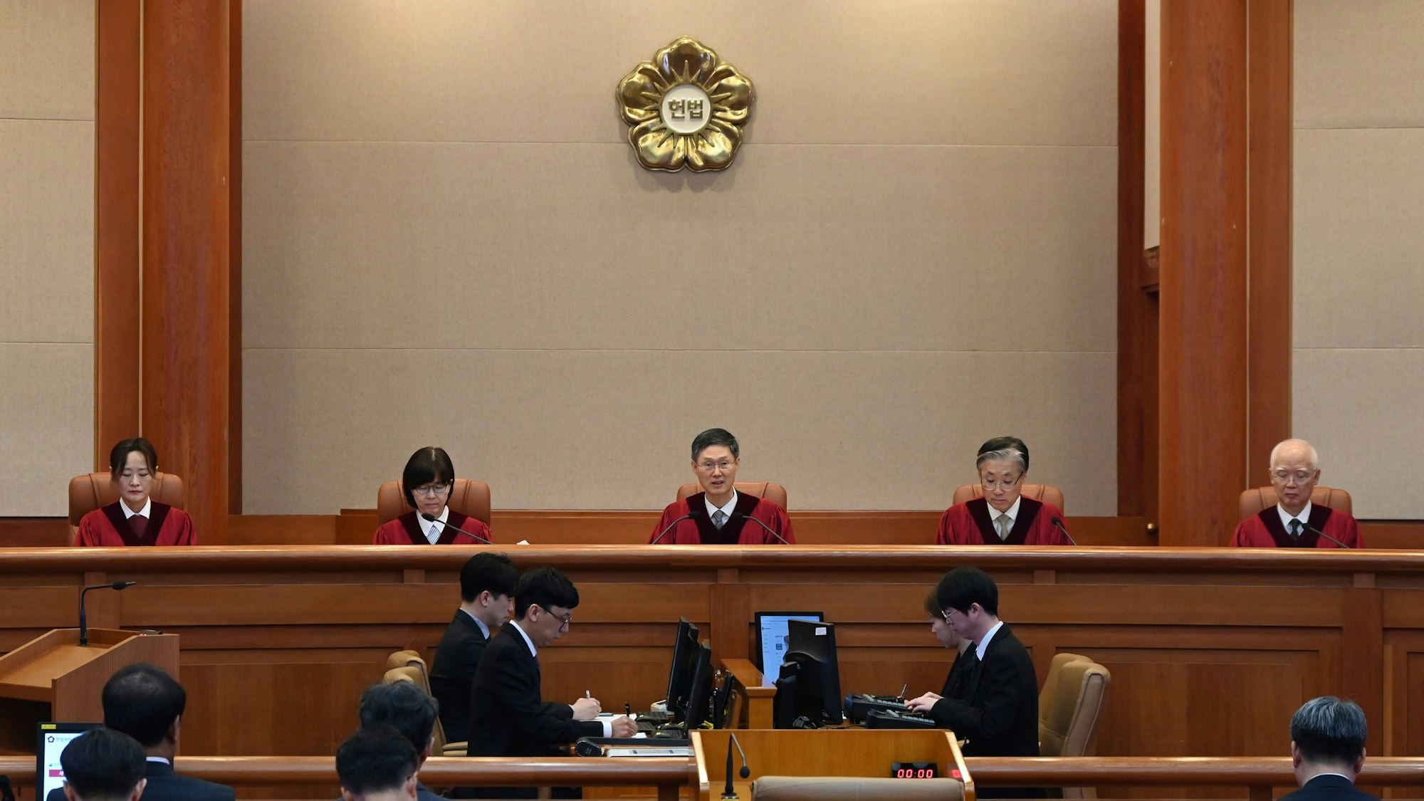Das Foto zeigt die Richter am südkoreanischen Verfassungsgericht während der endgültigen Entscheidung über die Amtsenthebung des südkoreanischen Präsidenten Yoon.