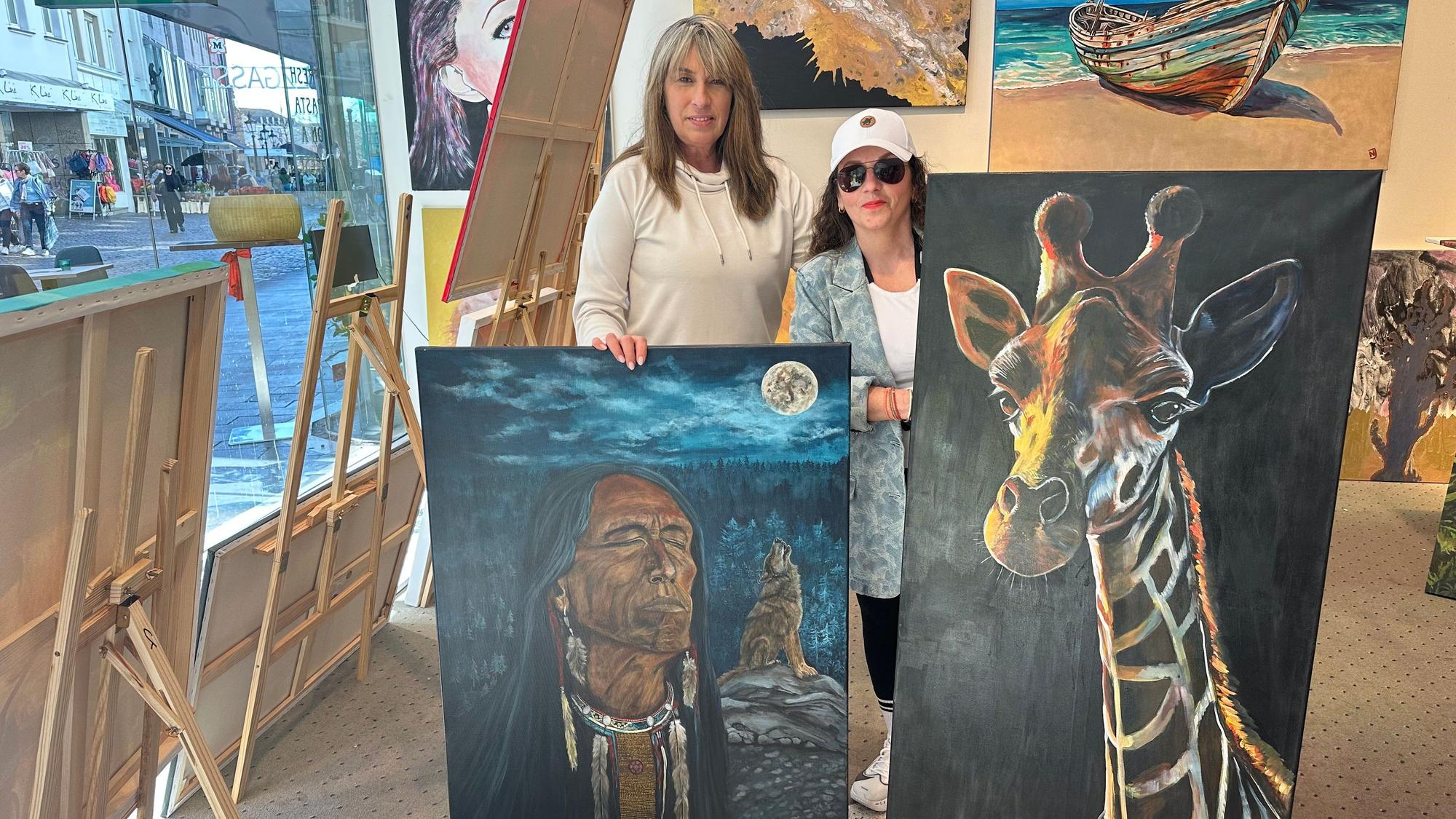 Carmen Boss (l.) und Nicole Janssen haben ihre Werke in der Kunstgalerie in Siegburg auf der Holzgasse ausgestellt.