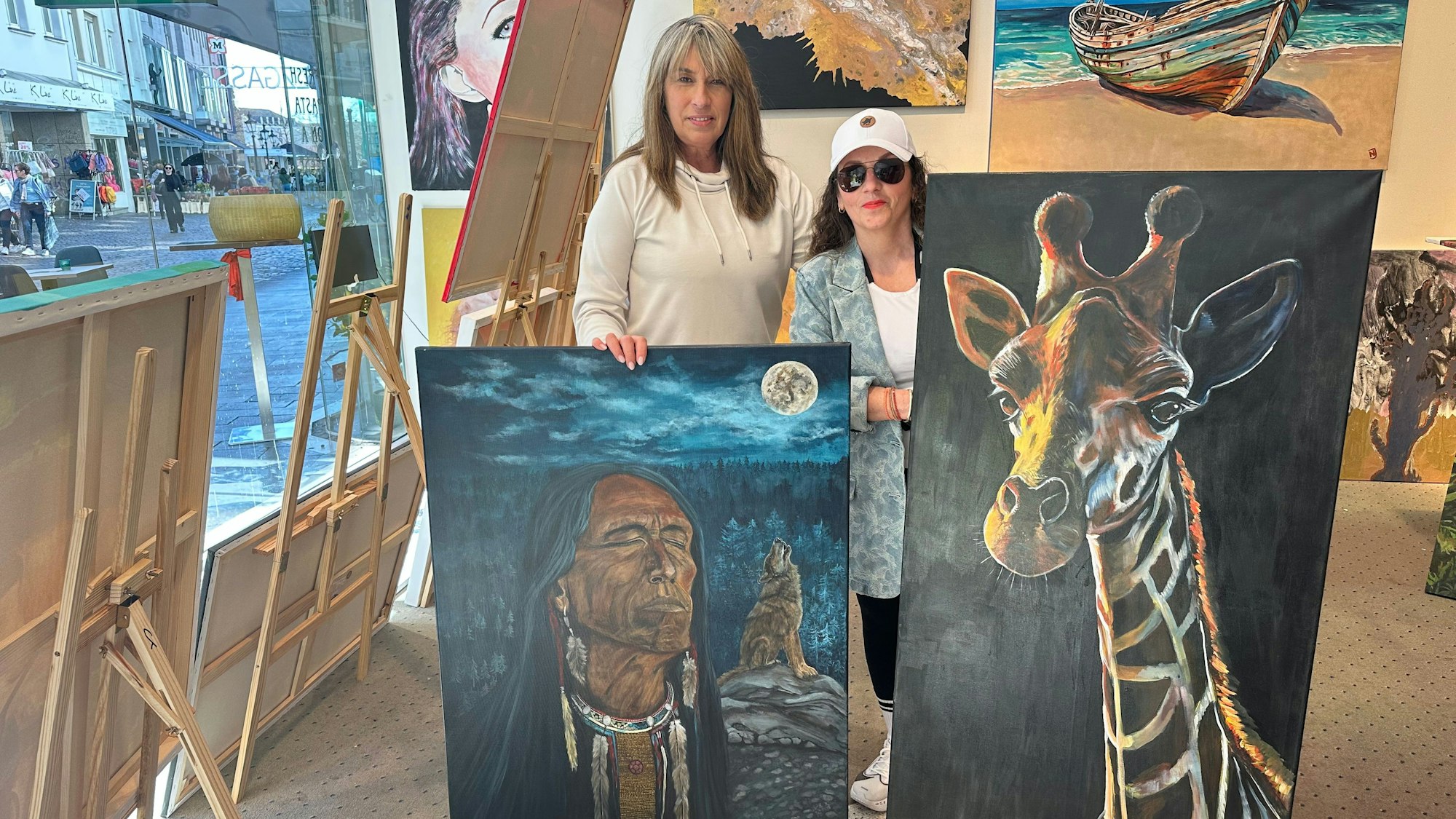 Carmen Boss (l.) und Nicole Janssen haben ihre Werke in der Kunstgalerie in Siegburg auf der Holzgasse ausgestellt.