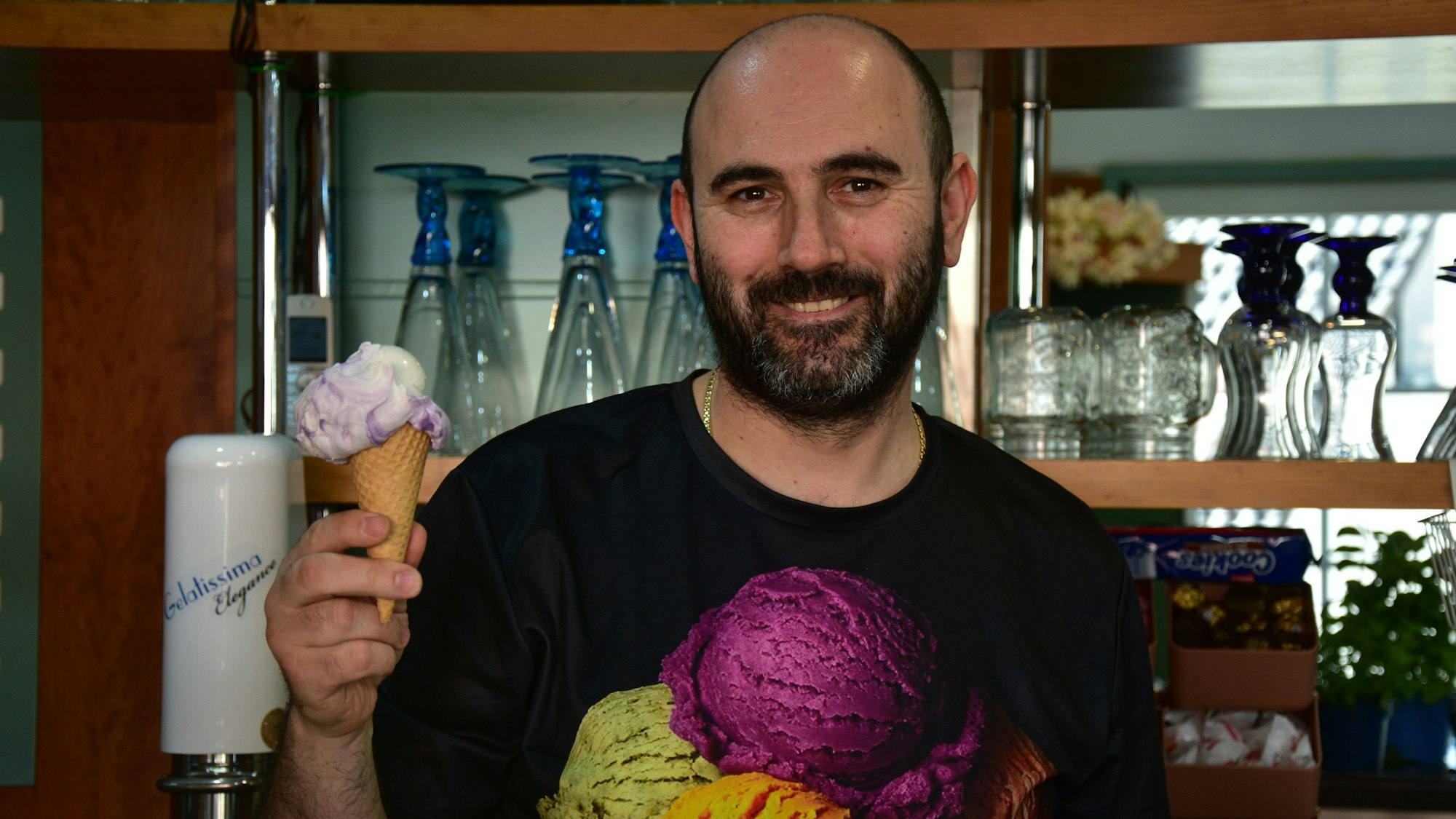 Vasile Lazar in seinem Eiscafé Il Paradiso auf dem Mucher Kirchplatz
