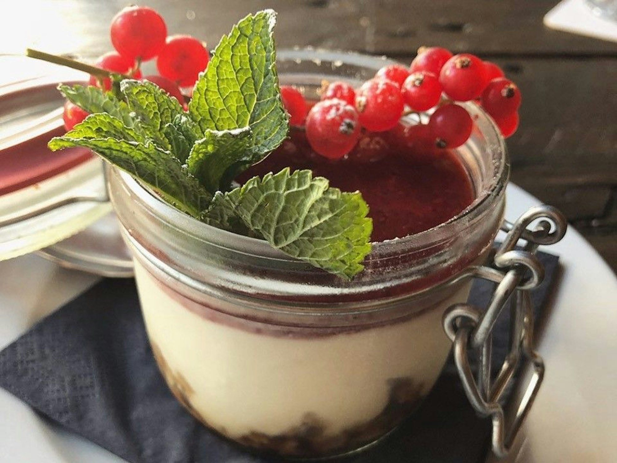 Zu sehen ist ein Dessert in einem Glas.