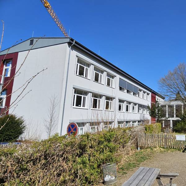 Blick auf die Gebäude der Realschule.