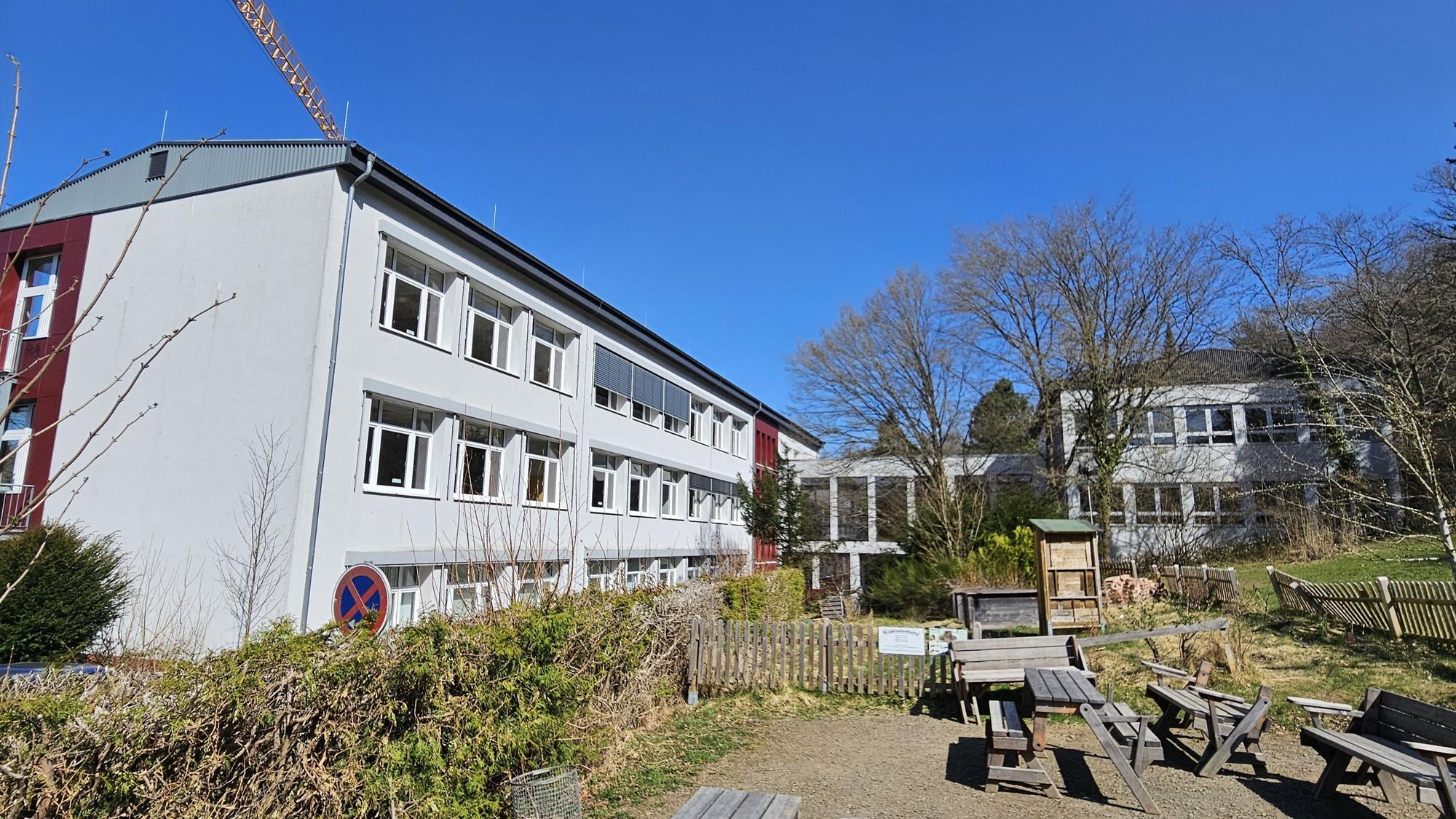 Blick auf die Gebäude der Realschule.