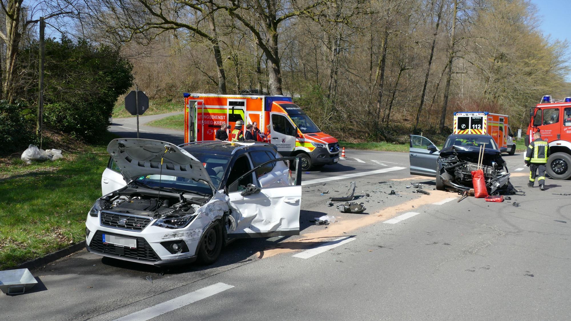 Der schwarze Skoda war auf der Kreuzung in Much in die Seite des weißen Seats geprallt.
