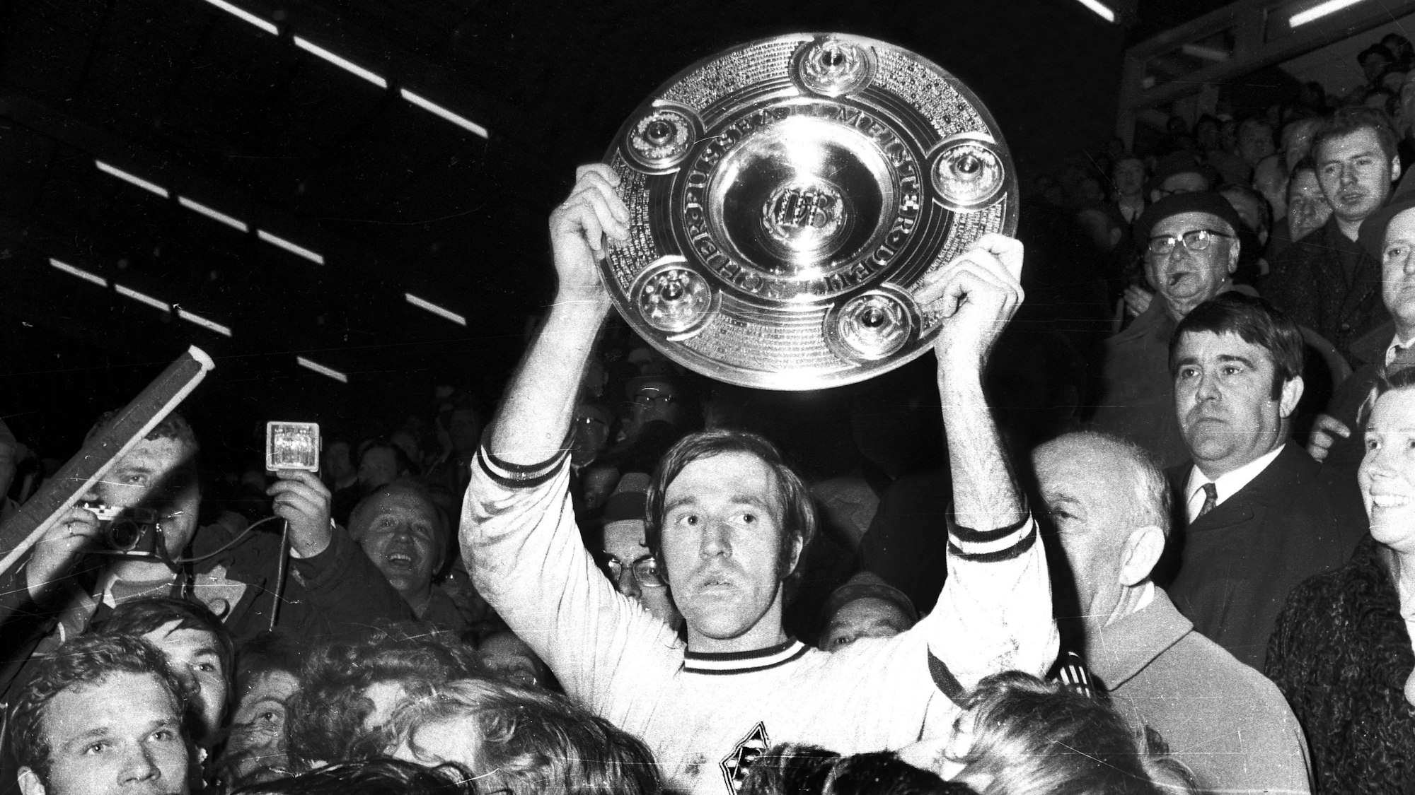 Das Foto zeigt Günther Netzer von Borussia Mönchengladbach wie er die Meisterschale 1970 präsentiert.