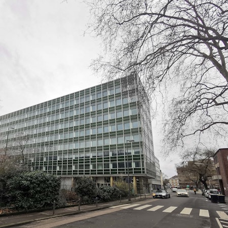 Der Umbau der früheren Hauptverwaltung von Kaufhof für die Stadtverwaltung liegt weiter auf Eis. Die Kosten drohen erneut zu steigen.