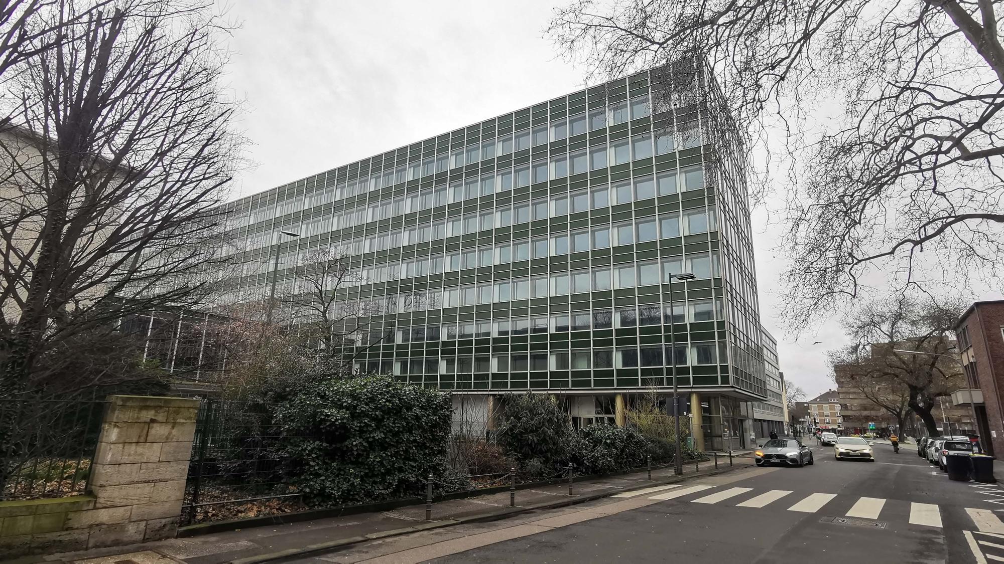 Die frühere Kaufhofzentrale an der Leonhard-Tietz-Straße will die Stadt für verschiedene Funktionen nutzen.