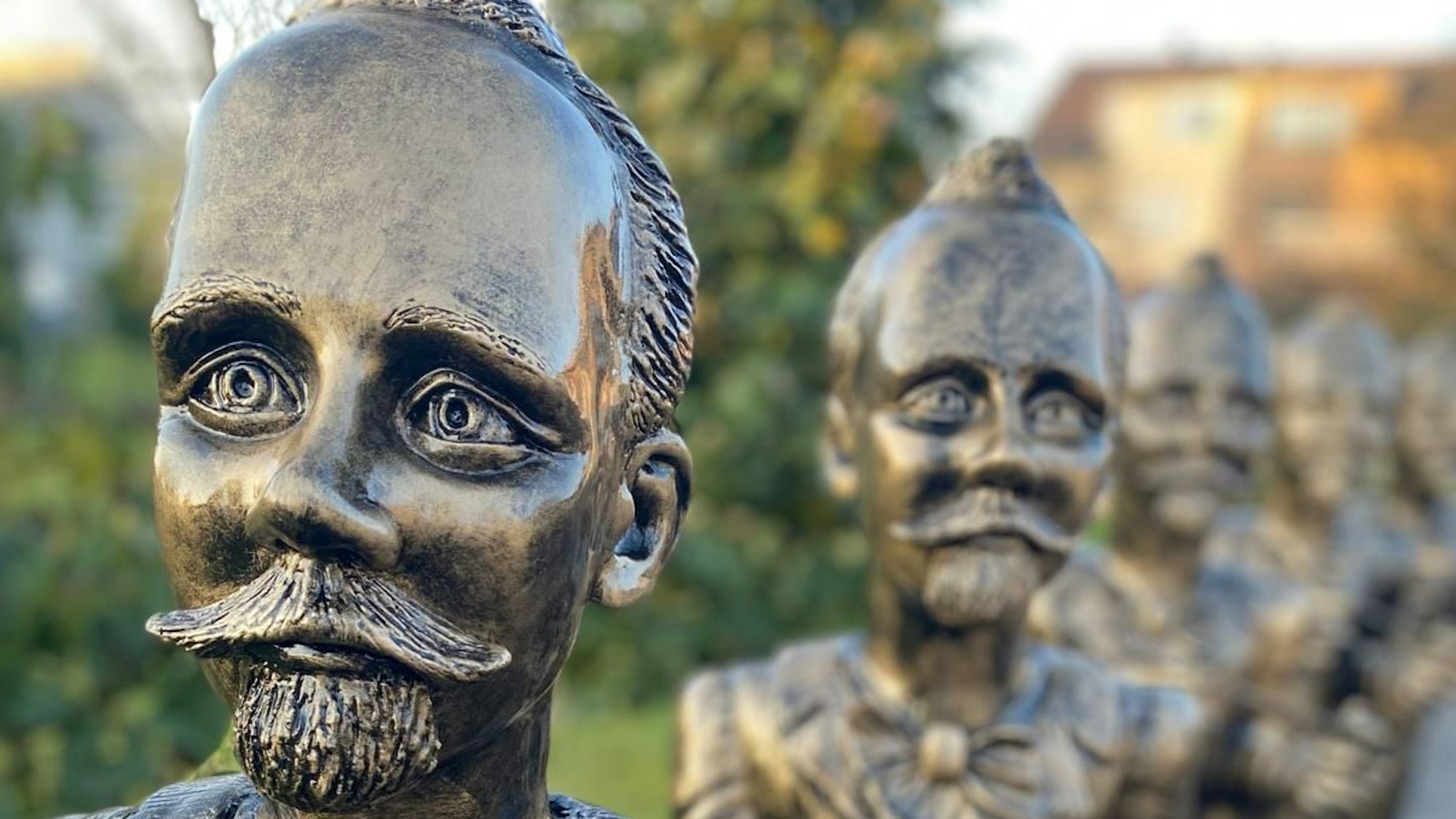 Den in Siegburg geborenen Engelbert Humperdinck zeigen die 35 Figuren.