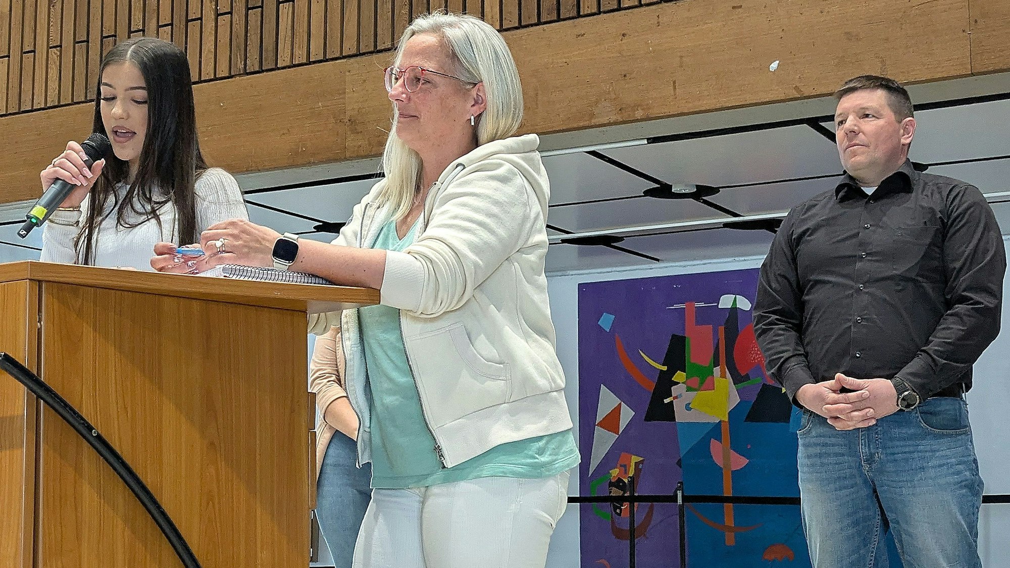 Fidana Ali, Anna Bäumchen und Patrick Reichelt (von links) begrüßten die Demonstranten in der Aula.