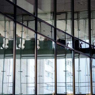 Eine Helferin spiegelt sich in der Glasfassade bei der Fortsetzung der Koalitionsverhandlungen von Union und SPD im Willy-Brandt-Haus.