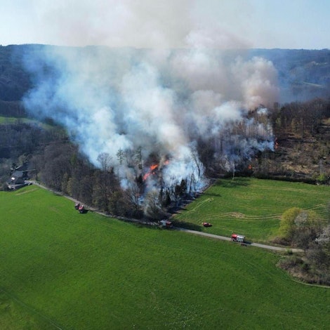Ein massiver Waldbrand bei Overath-Brombach hatte am Donnerstag die Einsatzkräfte in Atem gehalten.