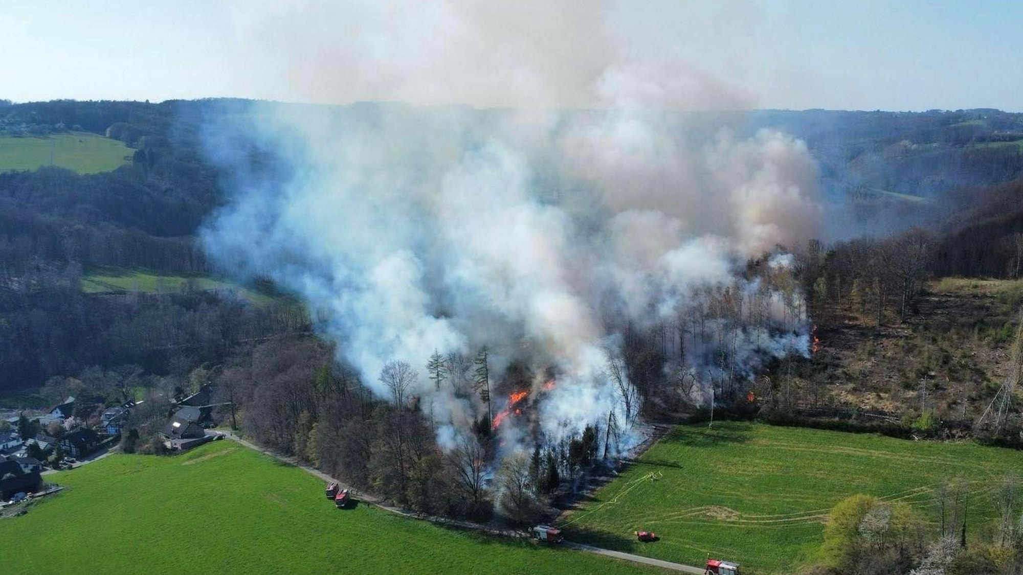 Ein massiver Waldbrand bei Overath-Brombach hatte am Donnerstag die Einsatzkräfte in Atem gehalten.