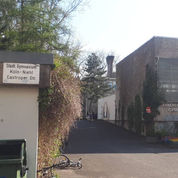 Das in die Jahre gekommene Gebäude des Erich-Kästner-Gymnasiums von außen.