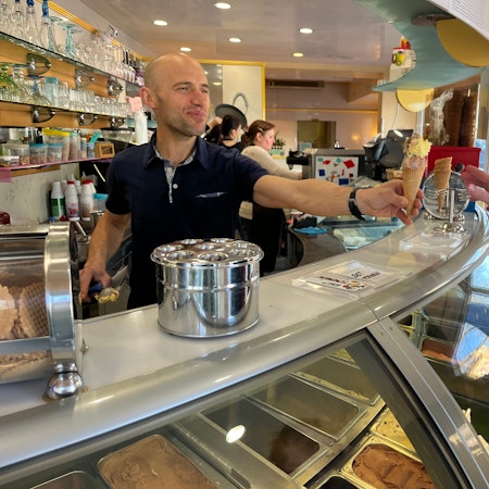 Die Preise für eine Kugel Eis liegen zwischen 1,30 und 1,90 Euro. Während die eine den Preis vom Vorjahr halten, schlagen andere zehn Cent drauf. Jimmi Balla vom Eiscafé Tormen reicht eine Waffel über den Tresen.